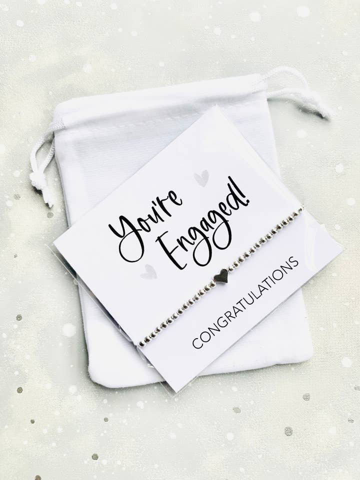 Bracelet en perles argentées You're Engaged pour mariée pour la vente par The Gift Club