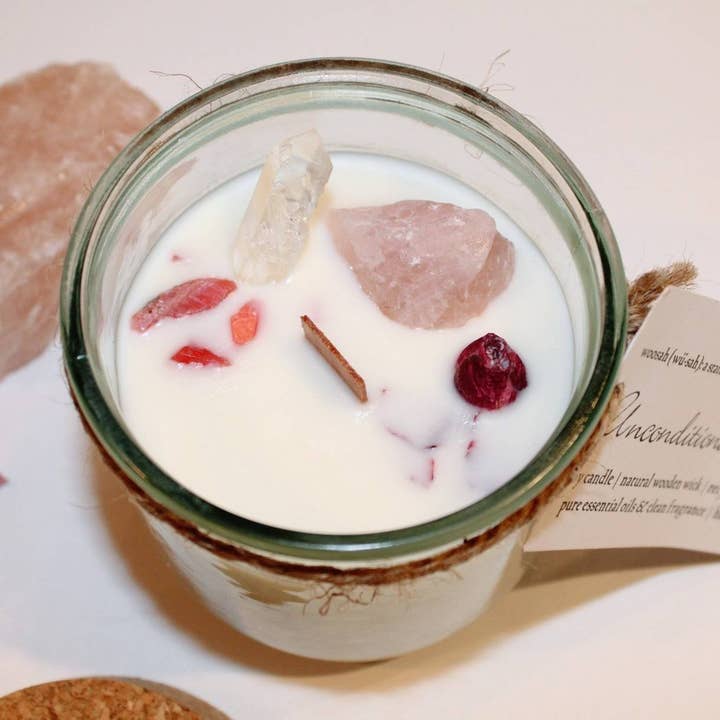 Bougie d'amour inconditionnelle | pétales de rose, quartz rose, quartz clair, rhodonite | Non toxique | Mèche en bois | Cire de soja | Verre recyclé | 9 oz pour la vente par Woosah Co.
