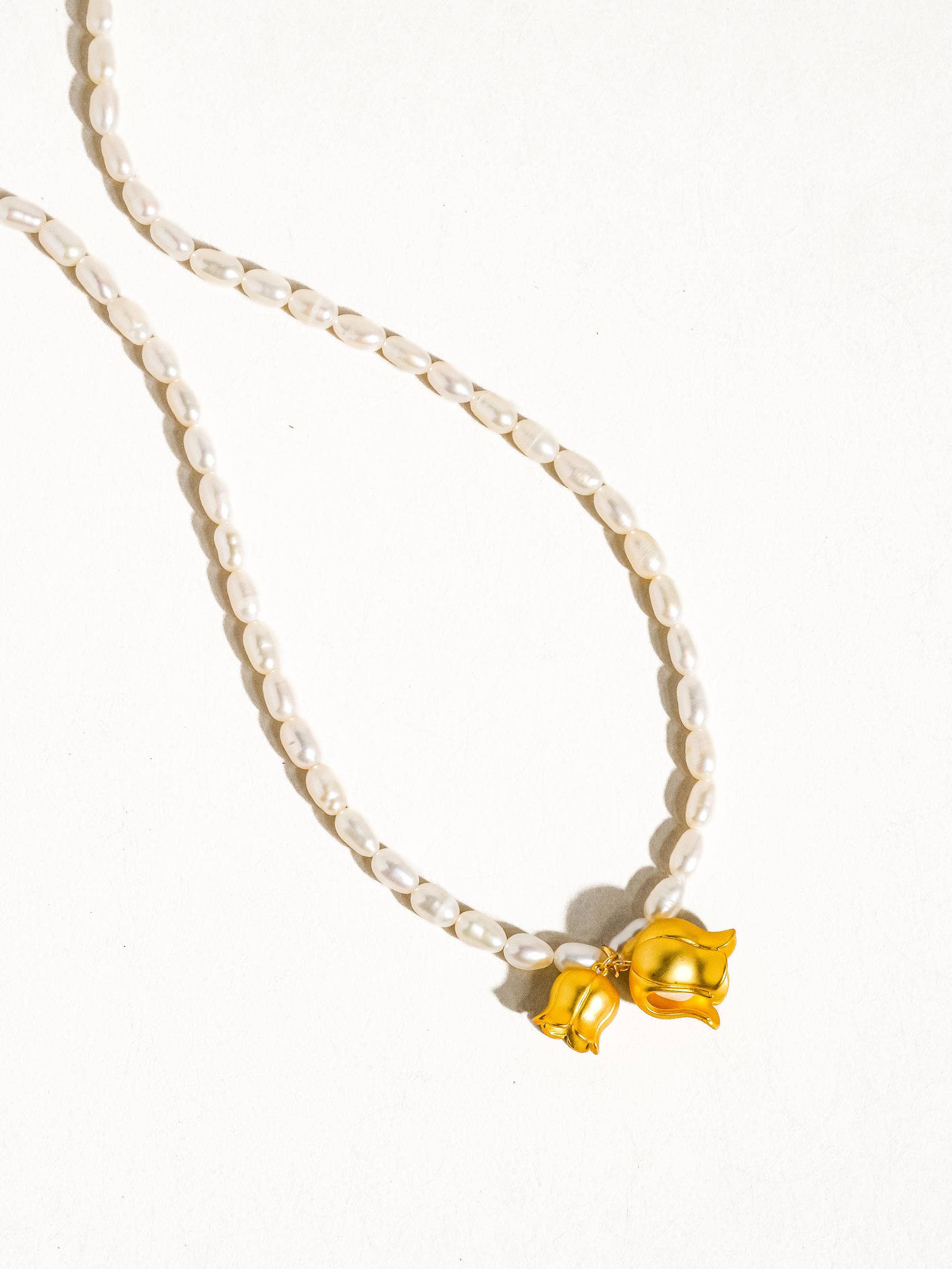 Or jaune Collier Monroe en forme de campanule en métal doré mat 18 carats en vente sur Faire2