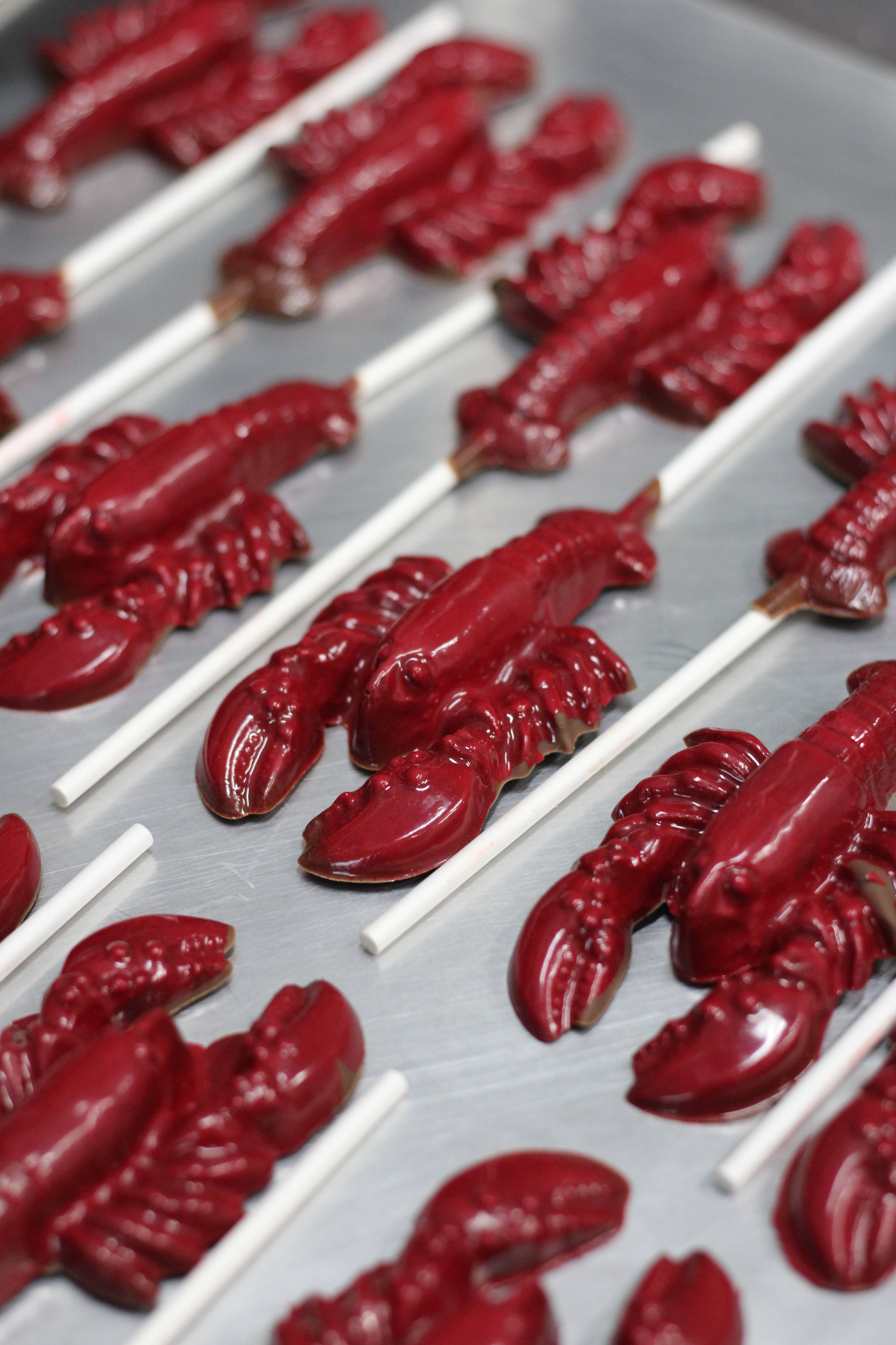 Rousseau Chocolatier - Vente Friandises enrobées de chocolat - Sucette au chocolat au homard rouge1