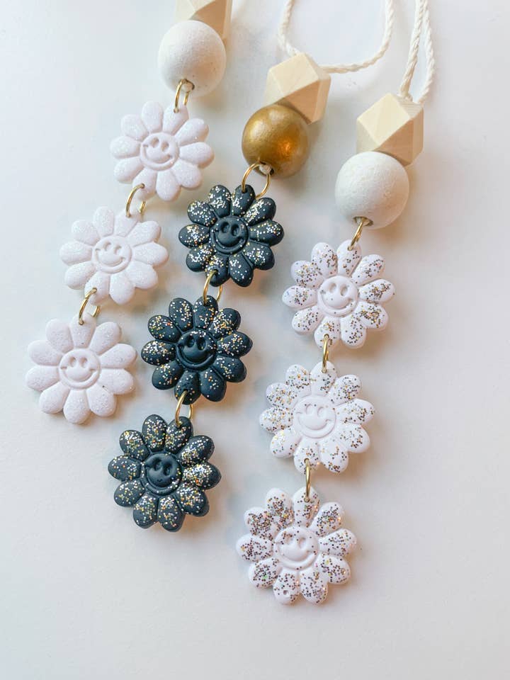 Support pour rétroviseur de voiture en forme de fleur pour la vente par Hello Lilly Co