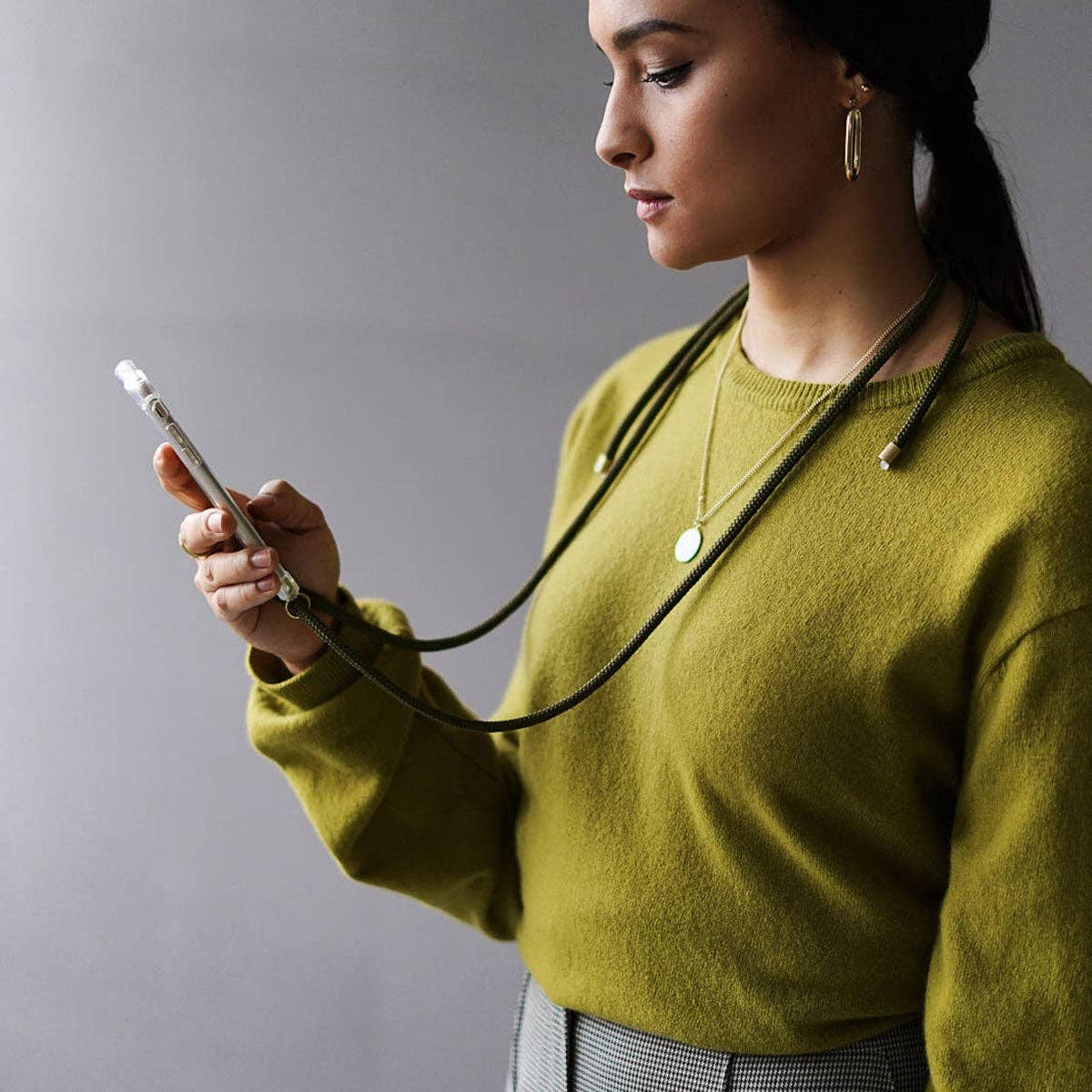 KNOK - Vendita all'ingrosso Cinturino portacellulare - Custodia a tracolla KNOK con cordino olive2