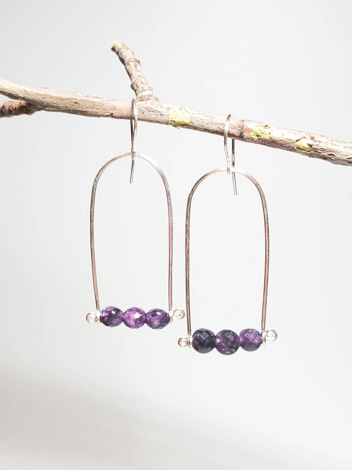 Brincos, Arcos Balançantes com Miçangas de Ametista por atacado de Jezabel Adornment