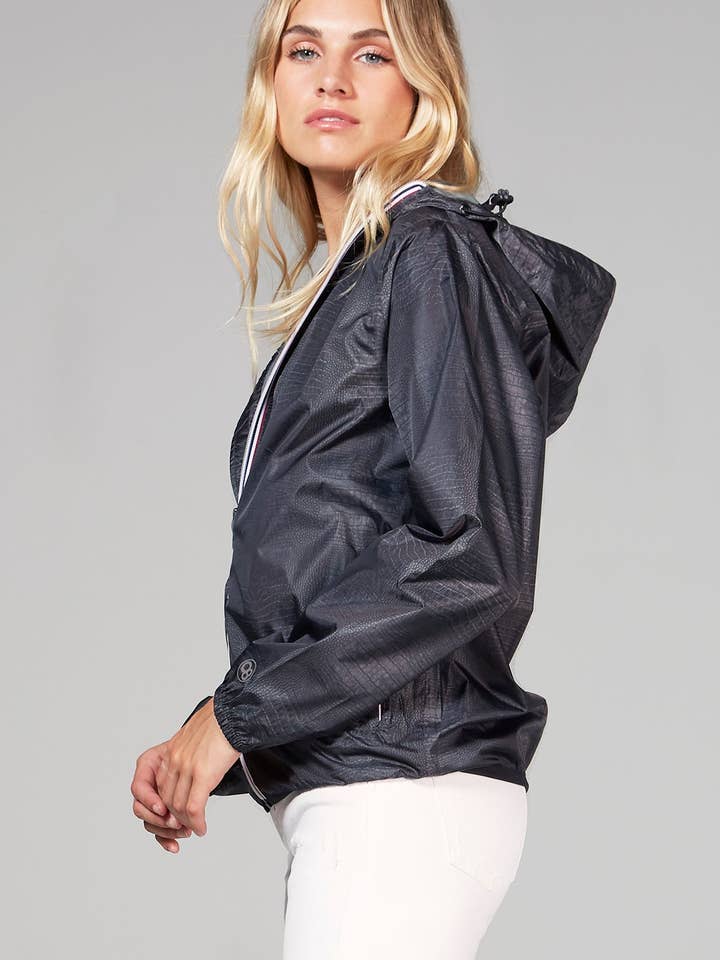 Sloane Print - giacca antipioggia ripiegabile con zip intera in coccodrillo nero per la vendita all'ingrosso da parte di O8 Lifestyle