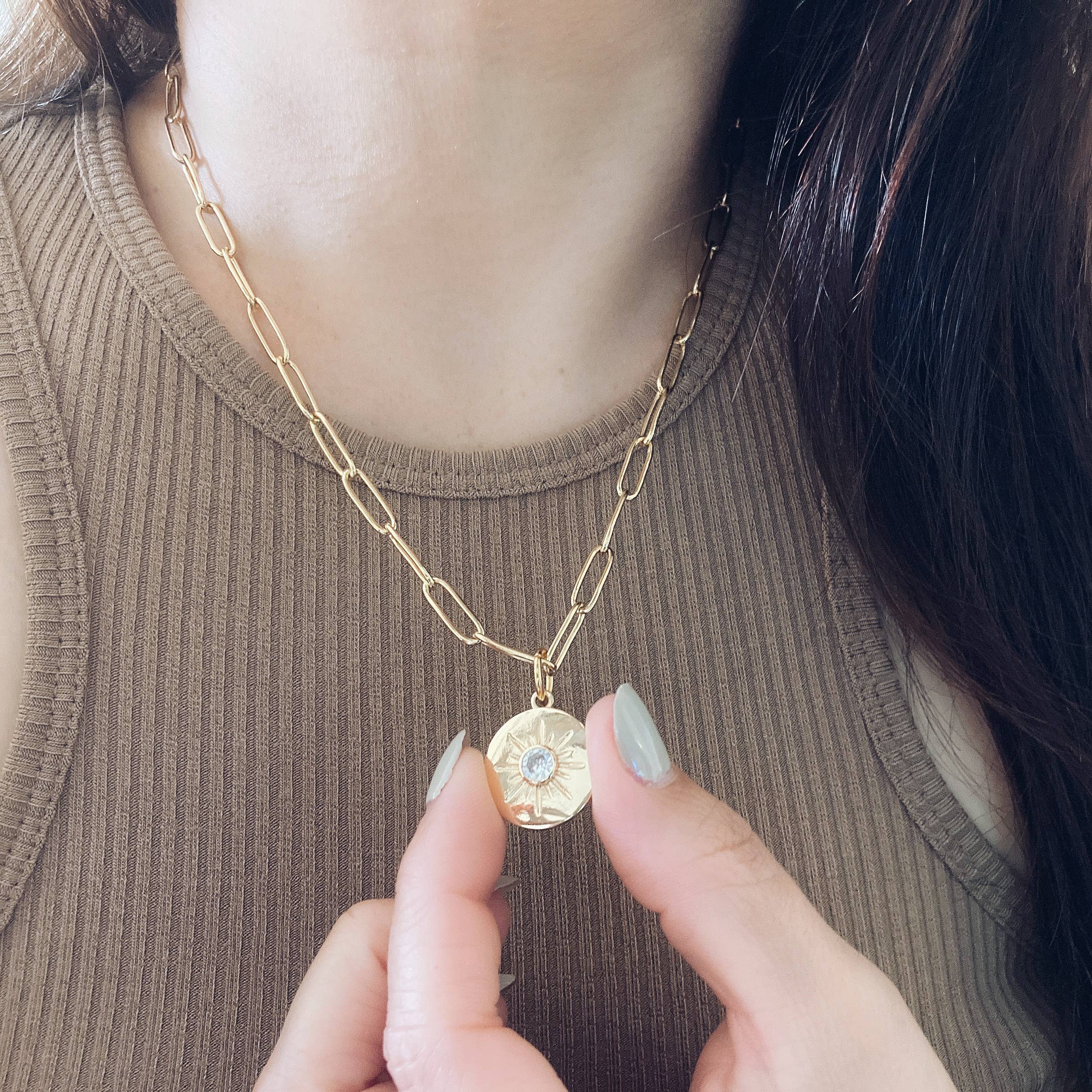 Amady Jewelry - Vente Colliers à pendentif - Collier en forme de soleil doré, trombone, chaîne en métal doré, médaillon2