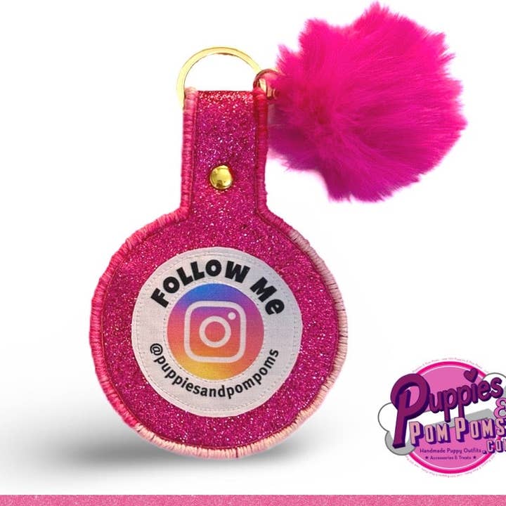 Håndlavet personligt nøglering med hundes Instagram-navn og pompom for engroshandel hos Puppies & Pom Poms