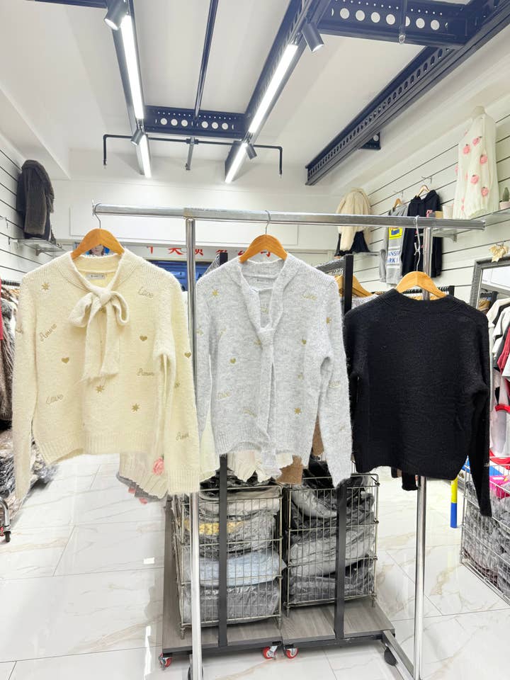 Jersey con cuello anudado y detalles bordados para venta al por mayor de Chilli Girl Collection