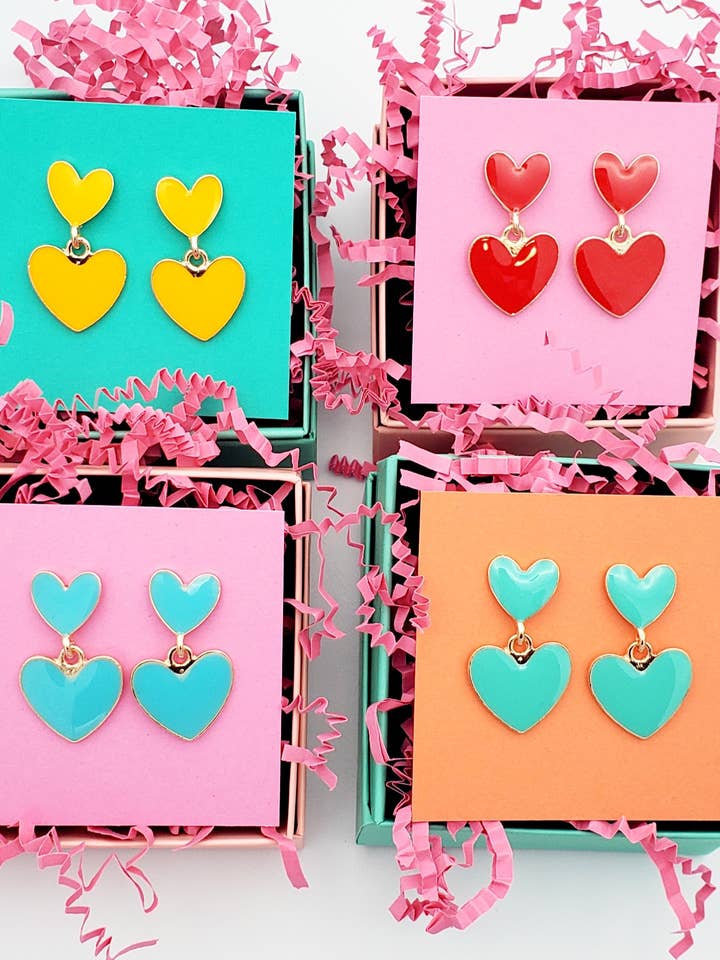 Dubbelhartjes Oorbellen met Hanger in Emaille voor wholesale door Embellished Whimzy