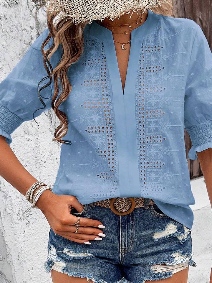 T-shirt à manches bouffantes à col en V avec pompons et découpes AXR131 pour la vente par UNISHE