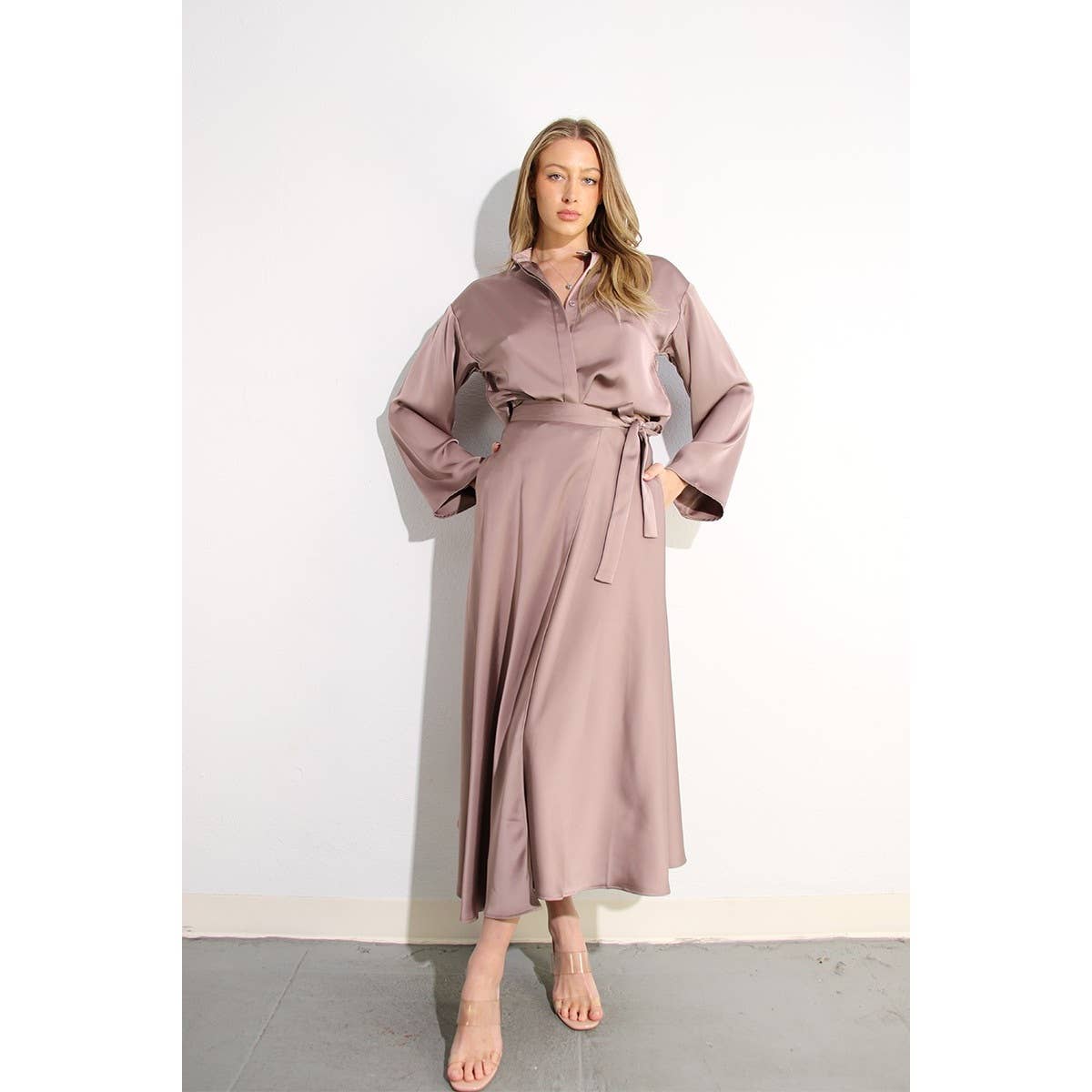 MALVE BRAUN CROP-TOP AUS SATIN MIT WICKELROCK für den Großhandel auf Faire5