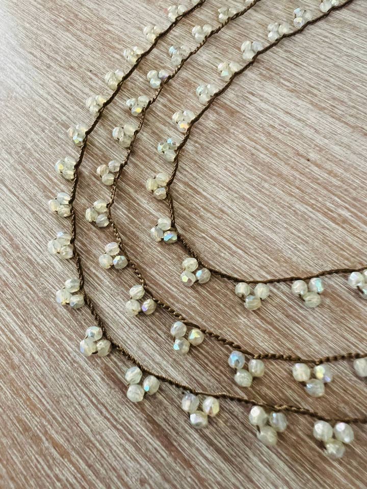 Collier en forme de gouttelettes en cristal aux reflets opales, idéal pour une mariée pour la vente par Twist Style