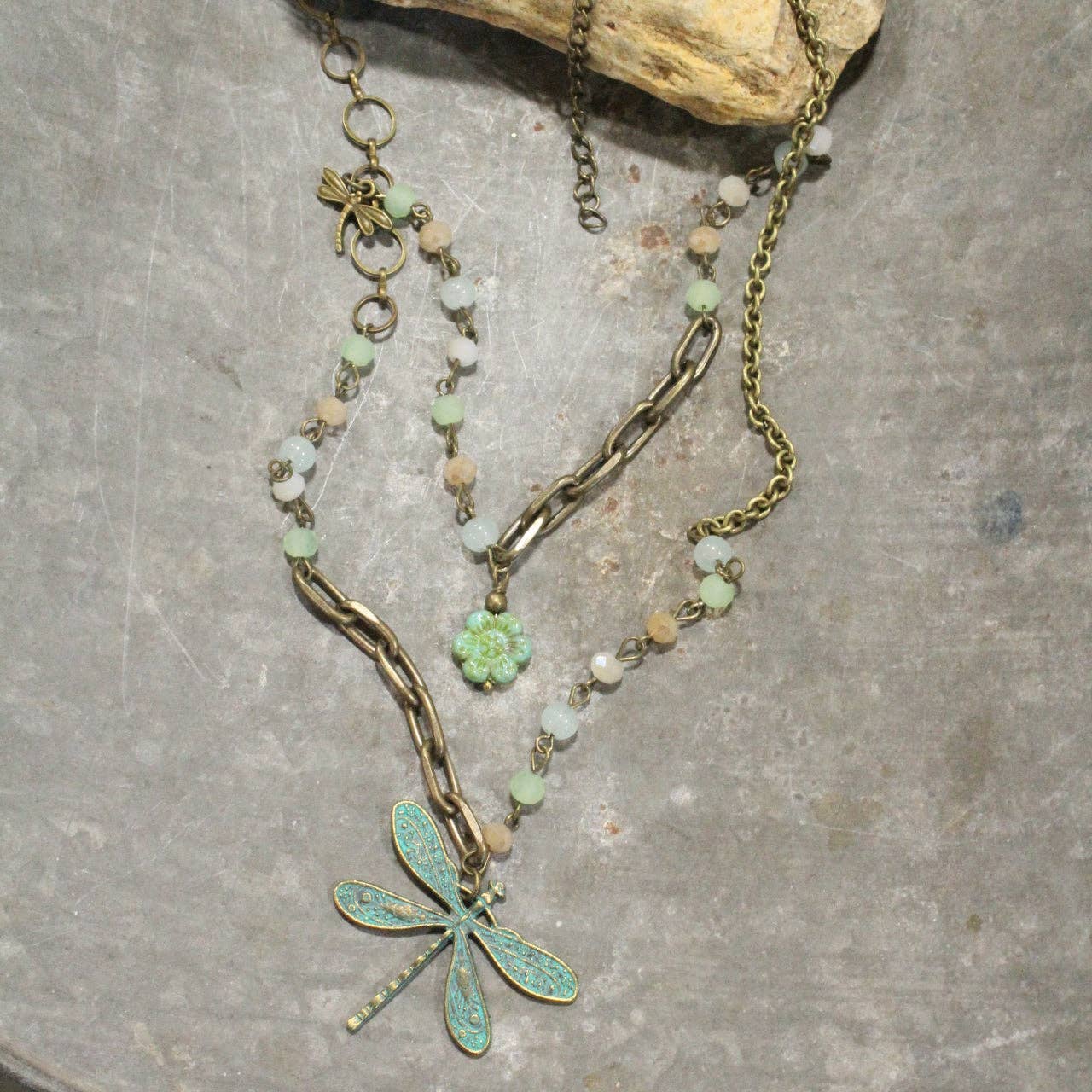 The Primitive Peddler, Inc. - Vente Colliers à pendentif - Collier Libellule en Perles de Verre Fleur Sauvage Picasso4