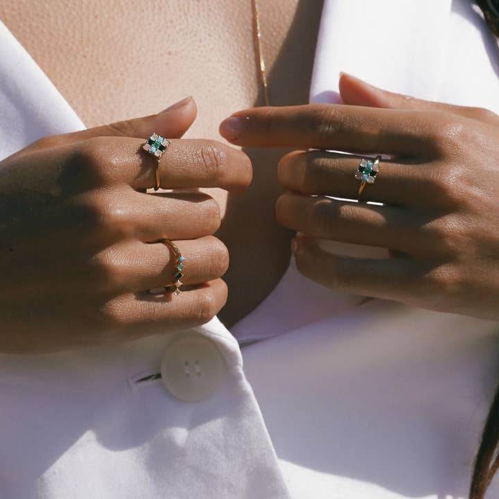Studio Grun - Vente Bague avec plusieurs pierres - Bague Cobble en arc-en-ciel et or6