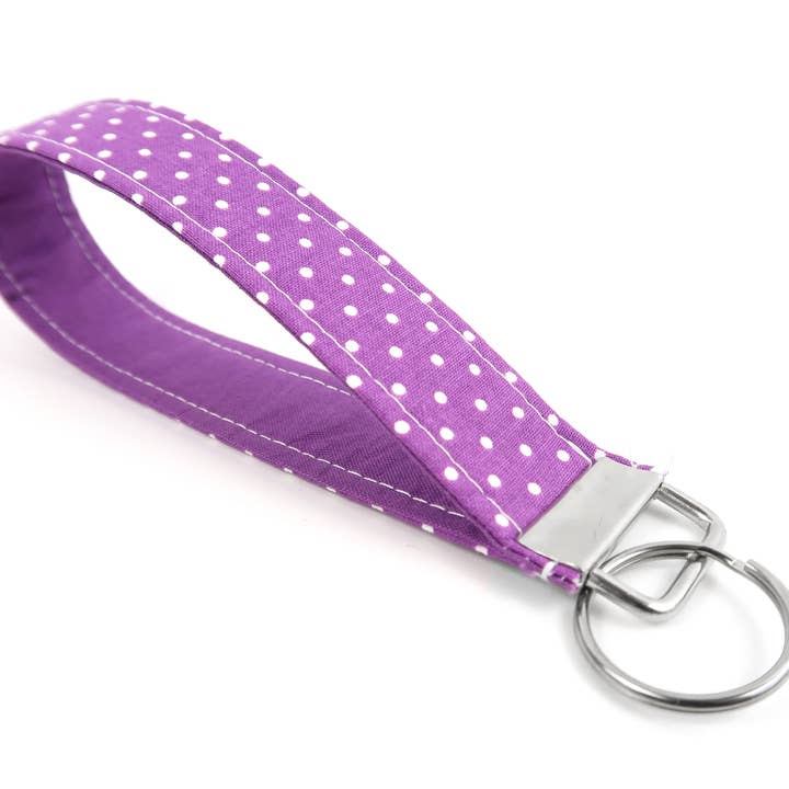 Porte-clés à pois blancs violets pour la vente par Designs By Rachel Lynn