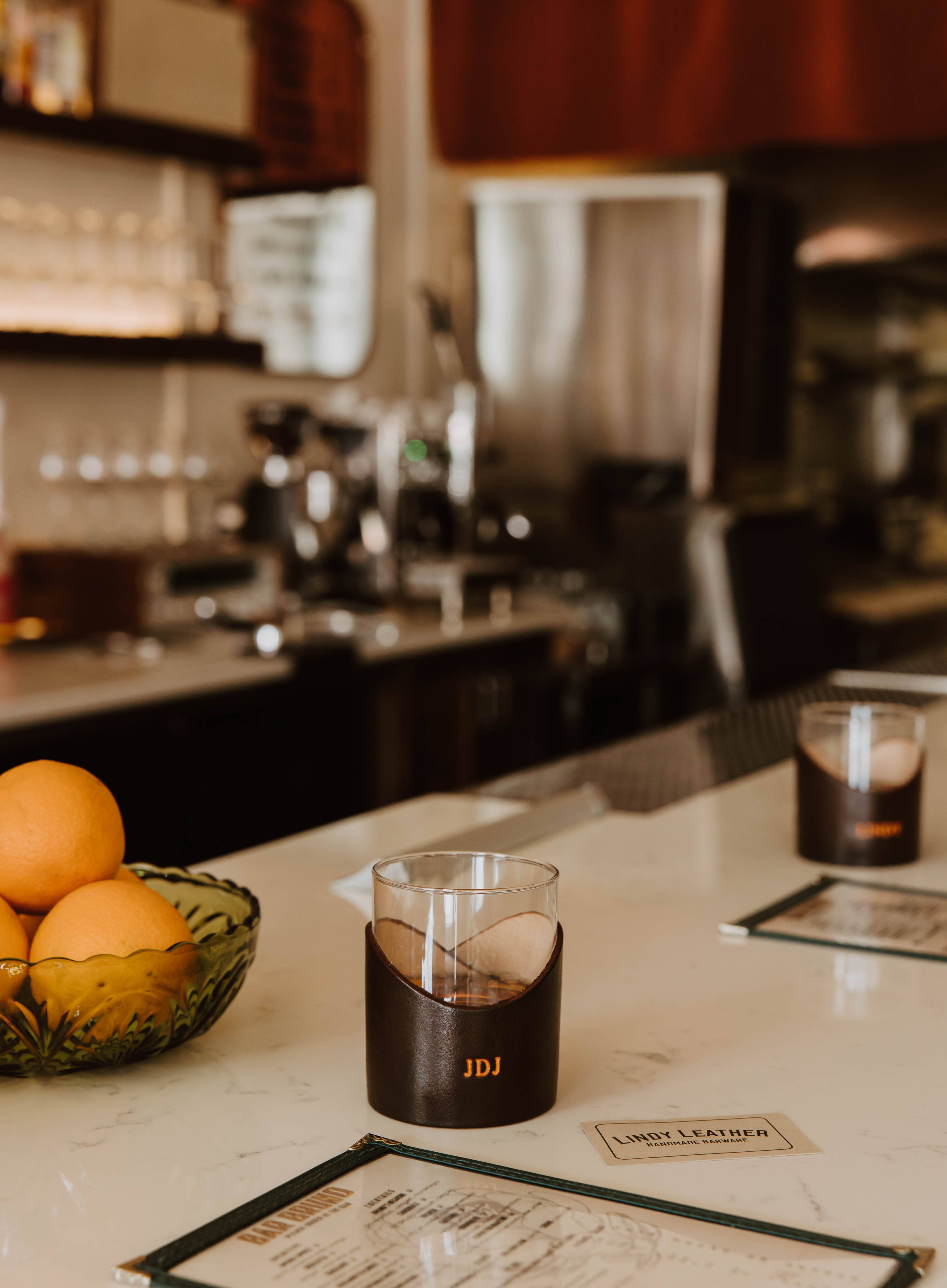 Lindy Leather - Vente Verres à cocktail/alcool - Verre à whisky en cuir - Petite police initiale3