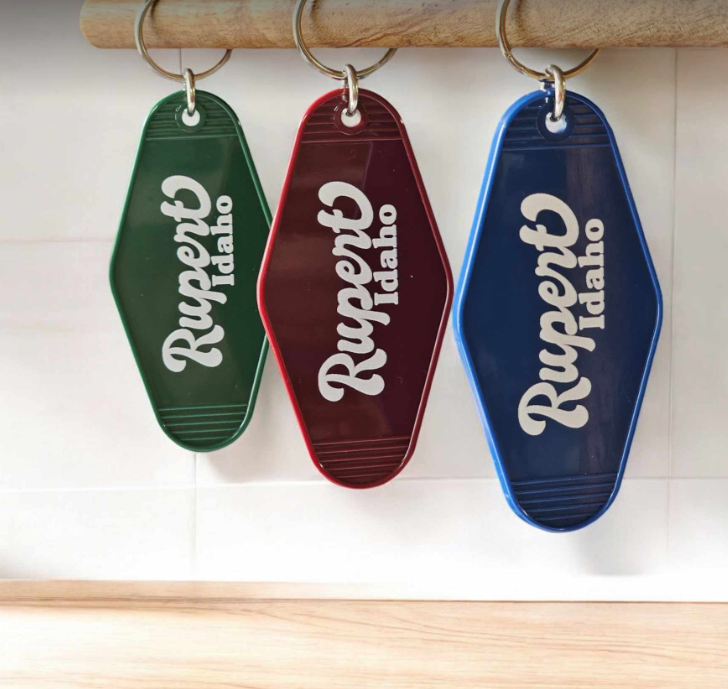 Mad River - Wholesale Keychain - Unisex - Customizable Text Retro Motel Keychain1