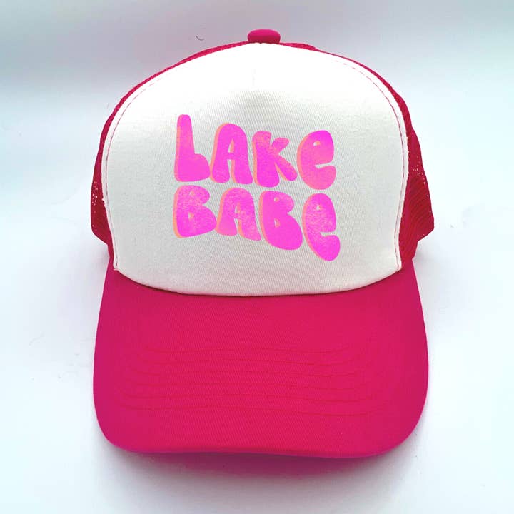 Lake Babe Truckerhut mit Retro-Font, Hot Pink für den Großhandel von Wild & Untamed Designs