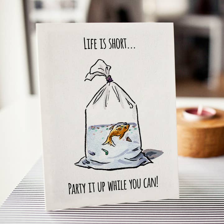 Aaron Millard Illustration - Vendita all'ingrosso Biglietti di auguri - «Life is Short» — Divertente biglietto di compleanno esistenziale in stile dark humor4