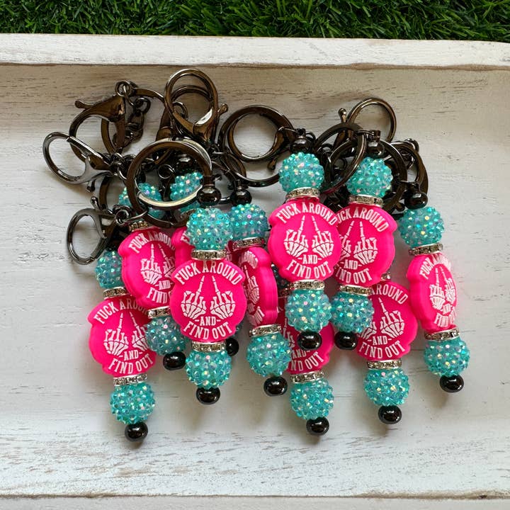 Fais le tour et découvre le porte-clés perlé RTS pour la vente par Spark Sunshine Designs