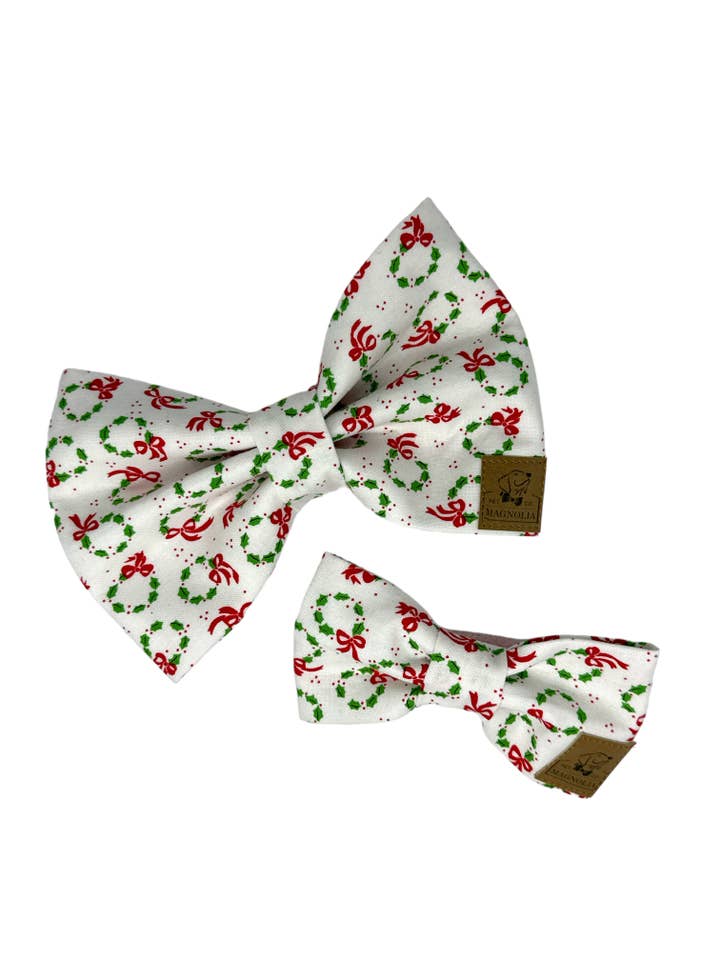 Nœud papillon en forme de couronne de Noël pour la vente par The Magnolia Pet Co.