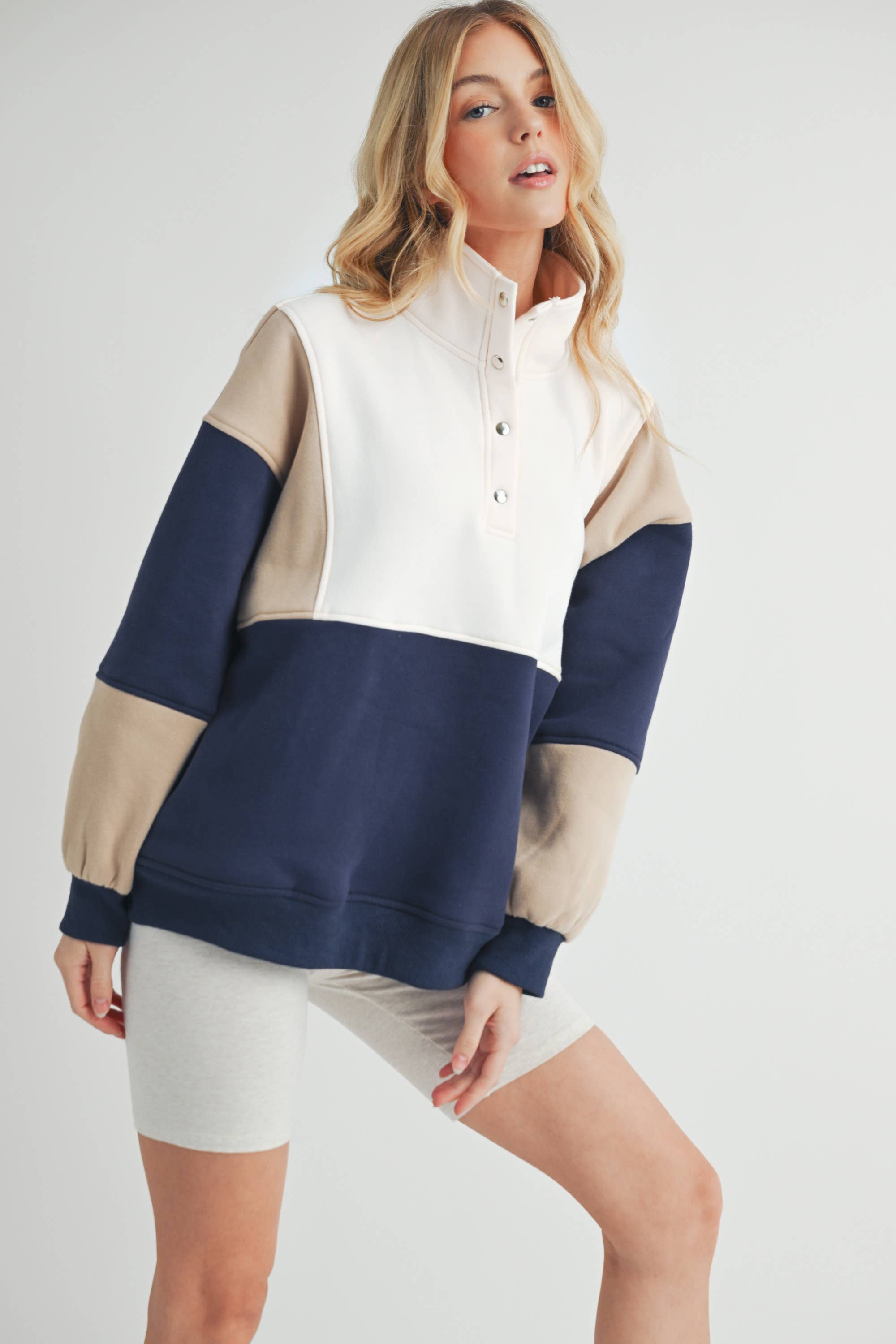 AEMI + CO – wholesale Sweatshirt - Dam – 992EK Glo colorblock-tröja med tryckknappar1
