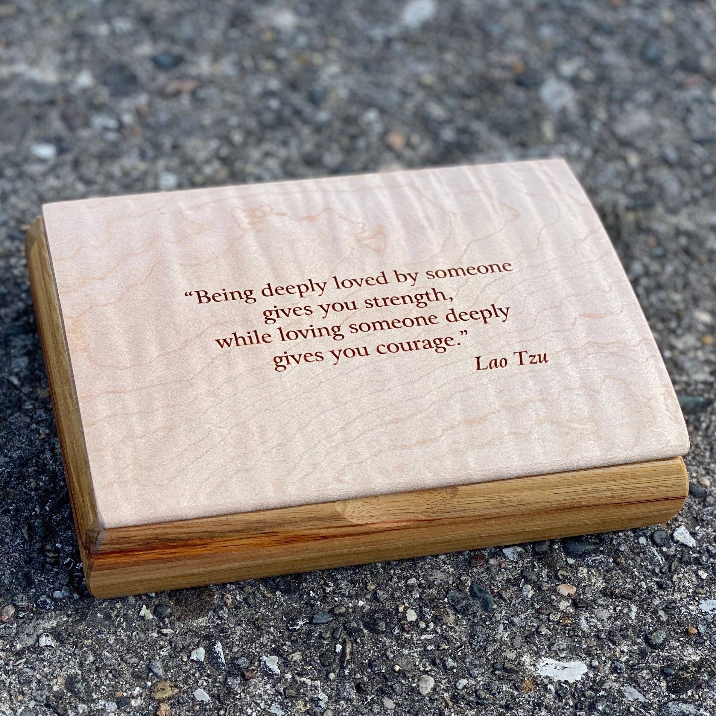 Mikutowski Woodworking - Vente Boîte/rangement à bijoux - Boîte Tranquility en bois gravée avec citations les plus vendues35