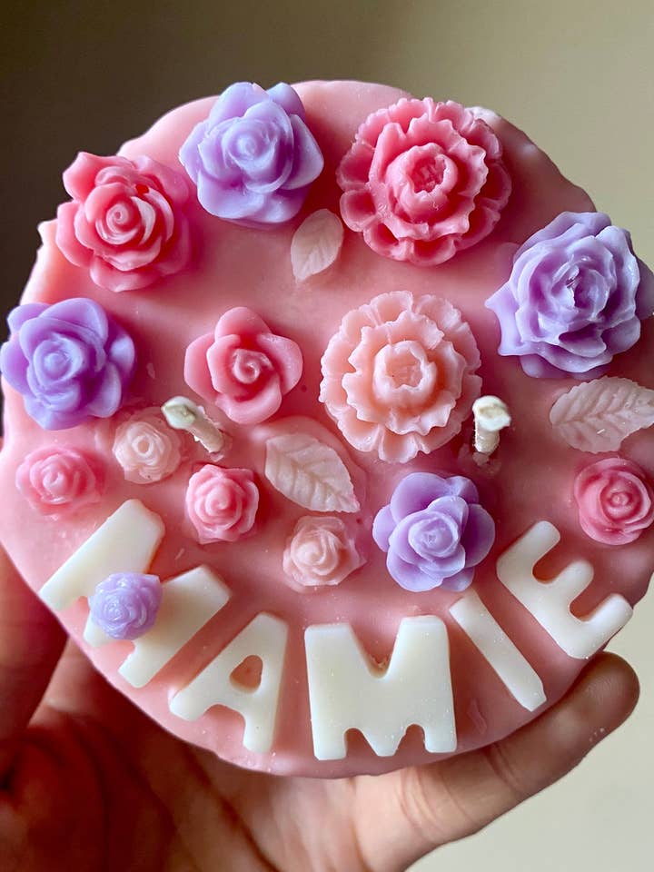 Grandma cake candle for wholesale by Pétale de cire