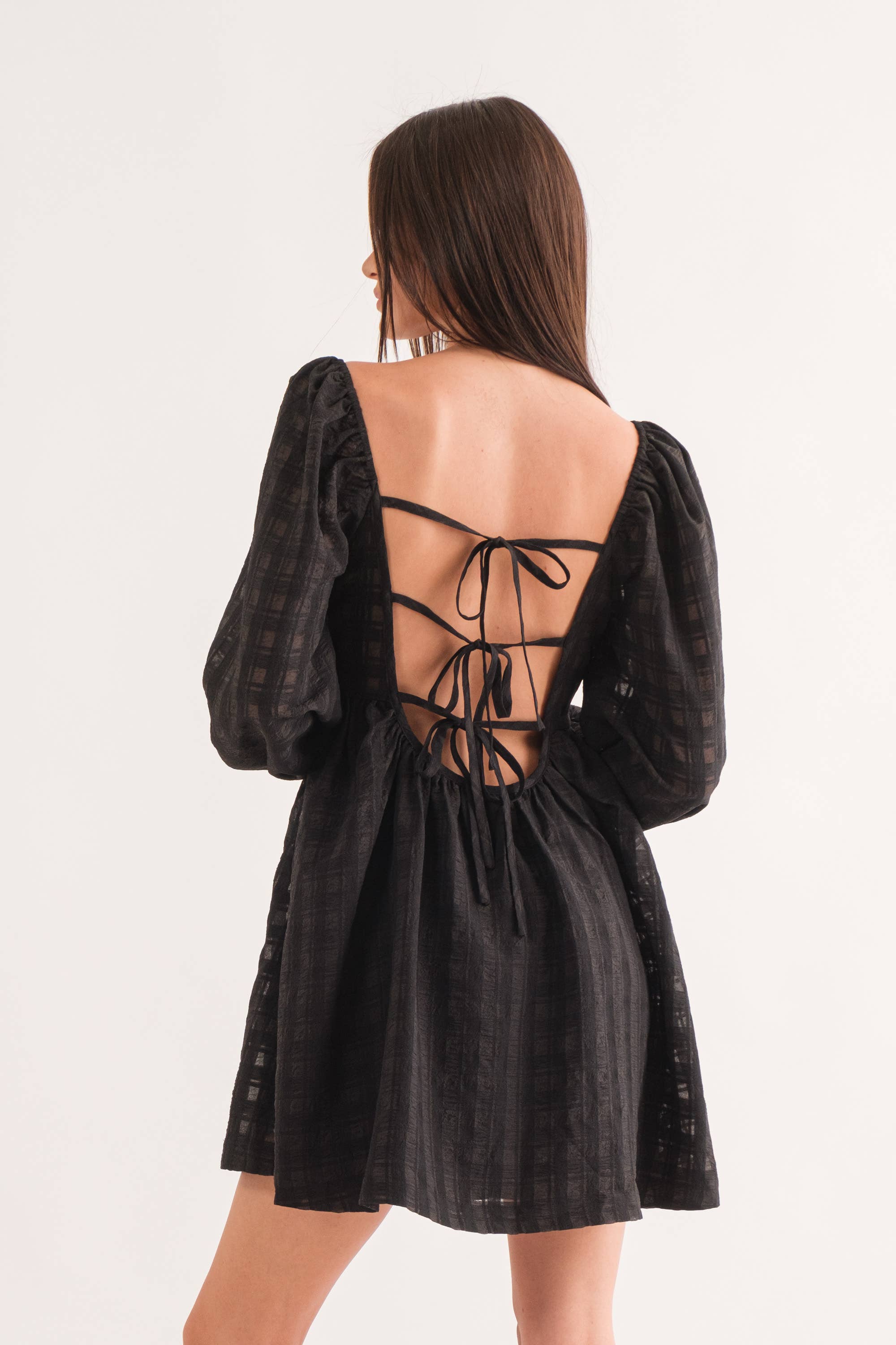 Noir Mini-robe Sonia à manches longues et dos ouvert pour bébé en vente sur Faire7