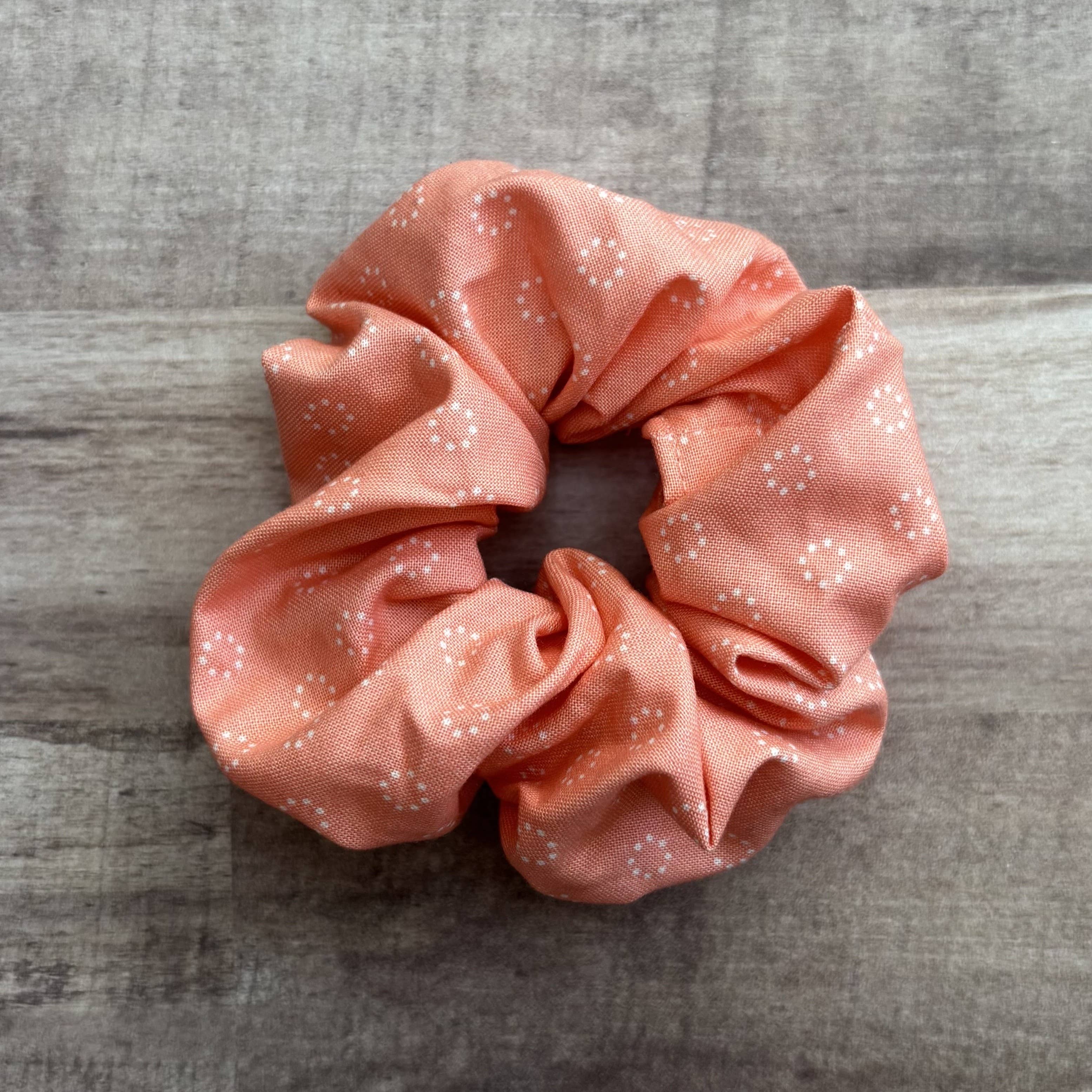 QuietJoy - Vente Chouchou – femme - Chouchou fait main pêche avec cercles blancs1