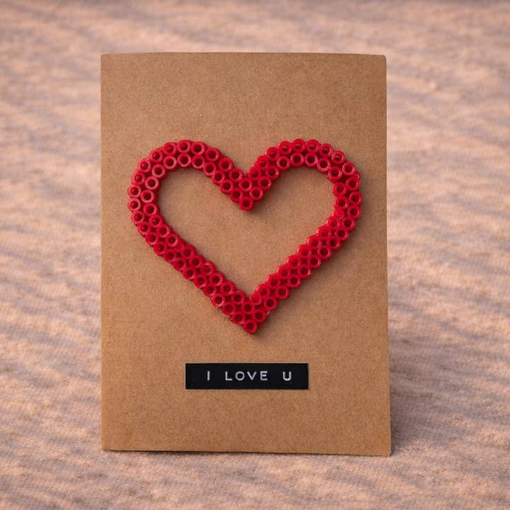 CARTE CŒUR FAITE MAIN EN PERLES À REPASSER pour la vente par thealtruistic.life