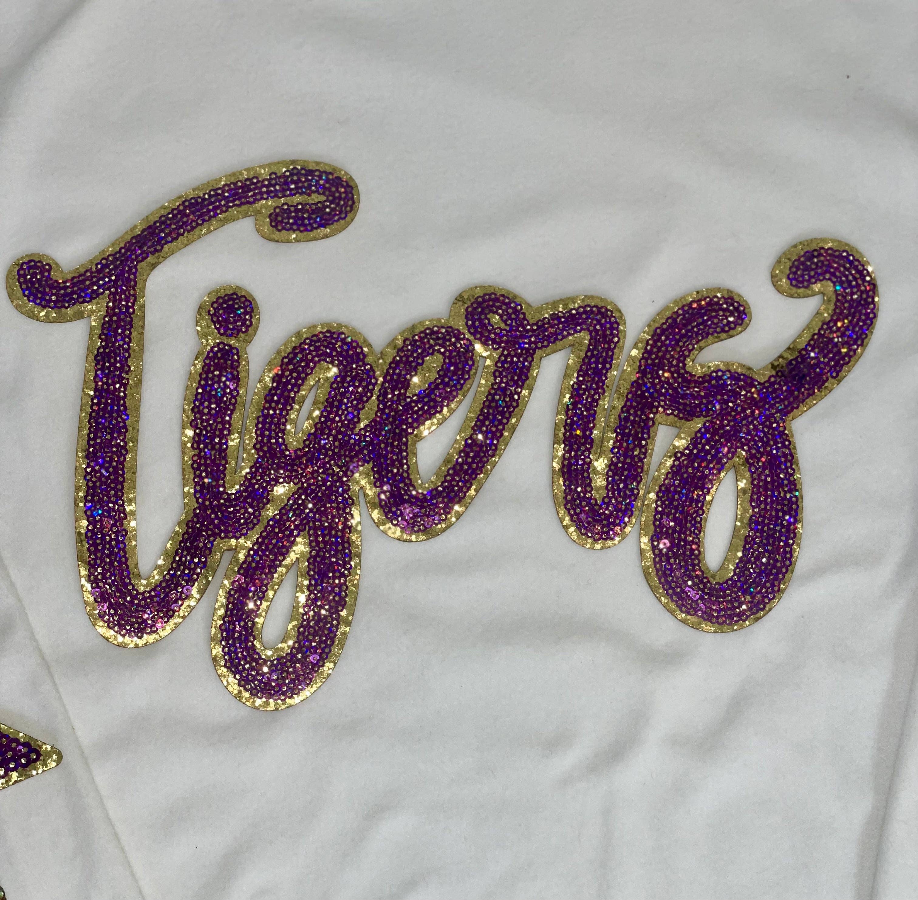 sequinandstiches – Großhandel Aufnäher – Tigers Purple Game Day Pailletten-Patch, Pailletten-Stern-Aufnäher, DIY-Aufnäher, Aufnäher zum Aufbügeln, goldene Glitzer-Rückseite5