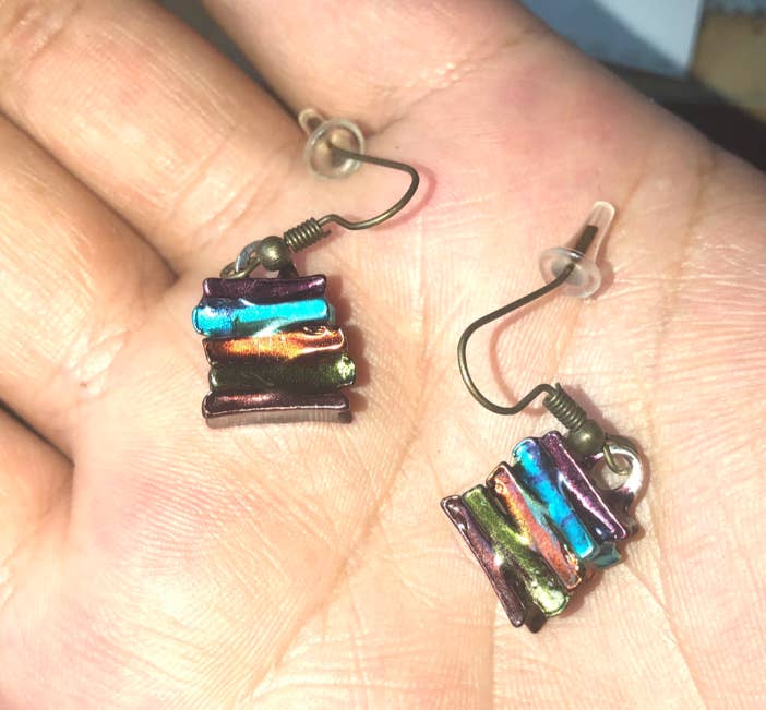 Livros Brincos Empilhados de Livros Biblioteca Brincos Pendentes de Livros Multicoloridos para venda a revendedores na Faire