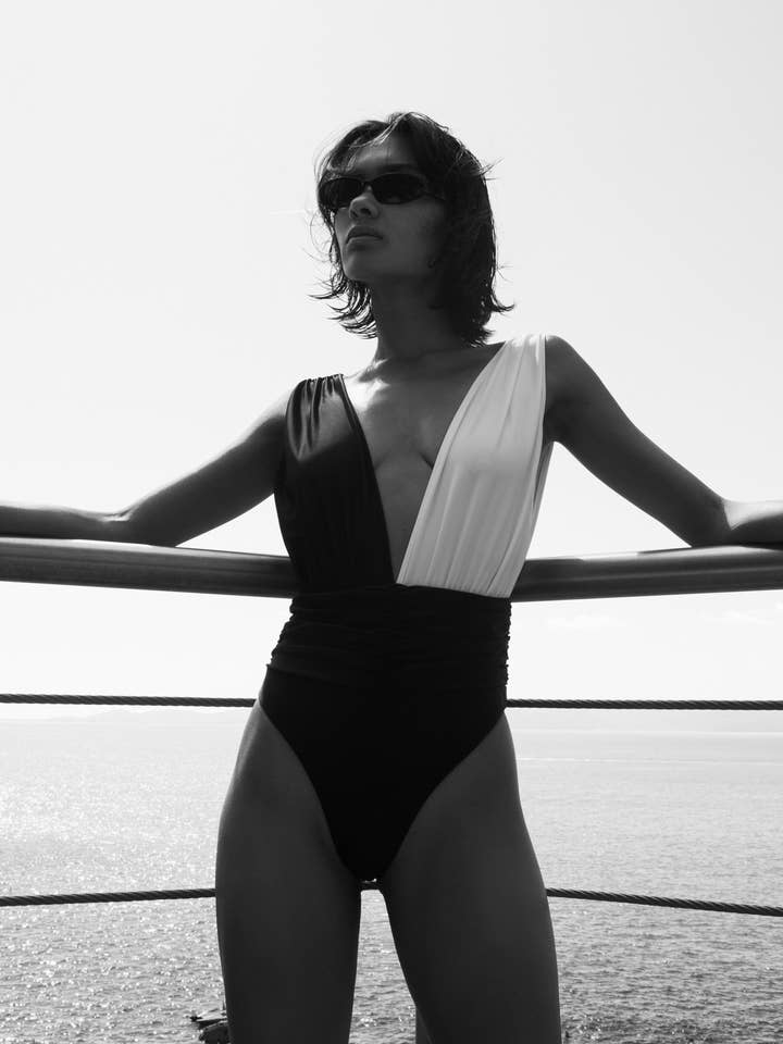 Artemide noir et blanc pour la vente par Flavia Valentini