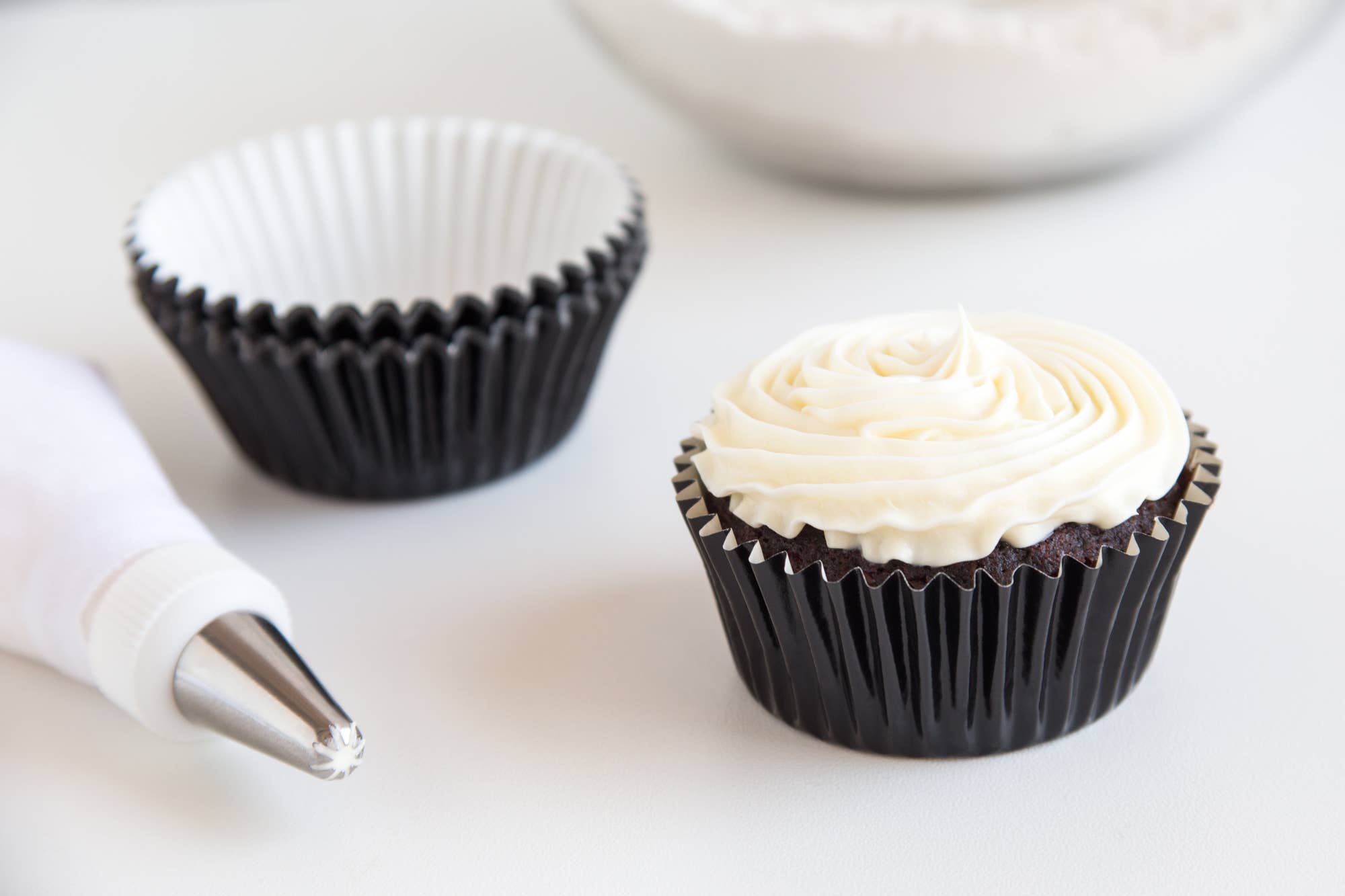 Fox Run Brands - Venta al por mayor Tacita de papel para cupcakes - Forros de aluminio negro para magdalenas Fox Run, 32 unidades, 3 pulgadas3