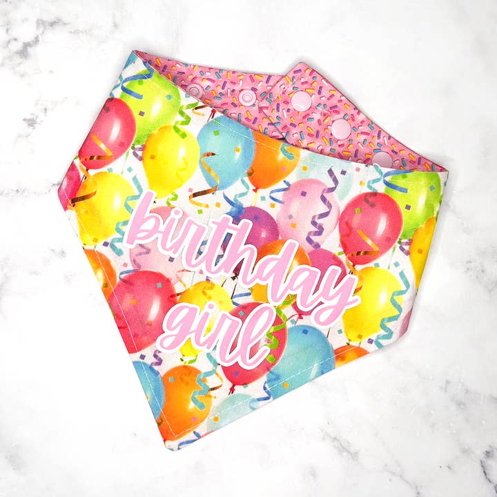 Bavoir réversible pour chien avec ballons d'anniversaire (fermeture à pression) pour la vente par BibbyBubby