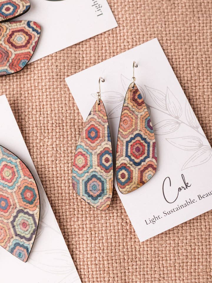 Broderade hexagoner korkorörhängen - liten vinge för wholesale av Hello Lovely Cork Co.