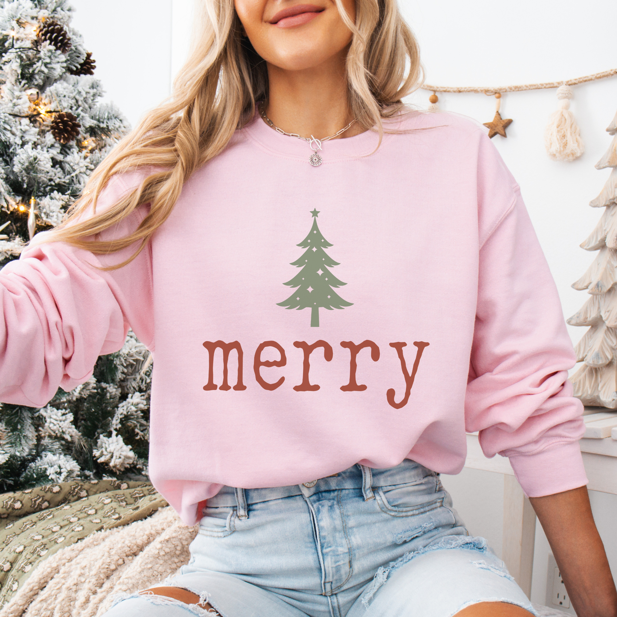Trendznmore - Modern Graphic Apparel - Vendita all'ingrosso Felpa stampata - Donna - Felpa di Natale con Font Macchina da Scrivere Albero di Natale2