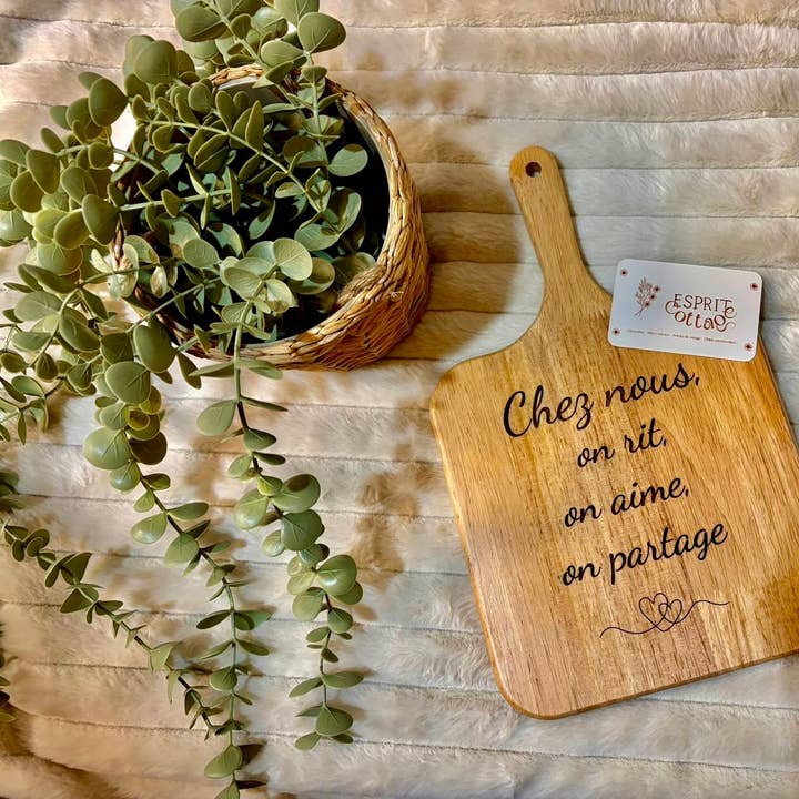 Appetizer cutting board "At our place, we love..." for wholesale by Esprit Cottage