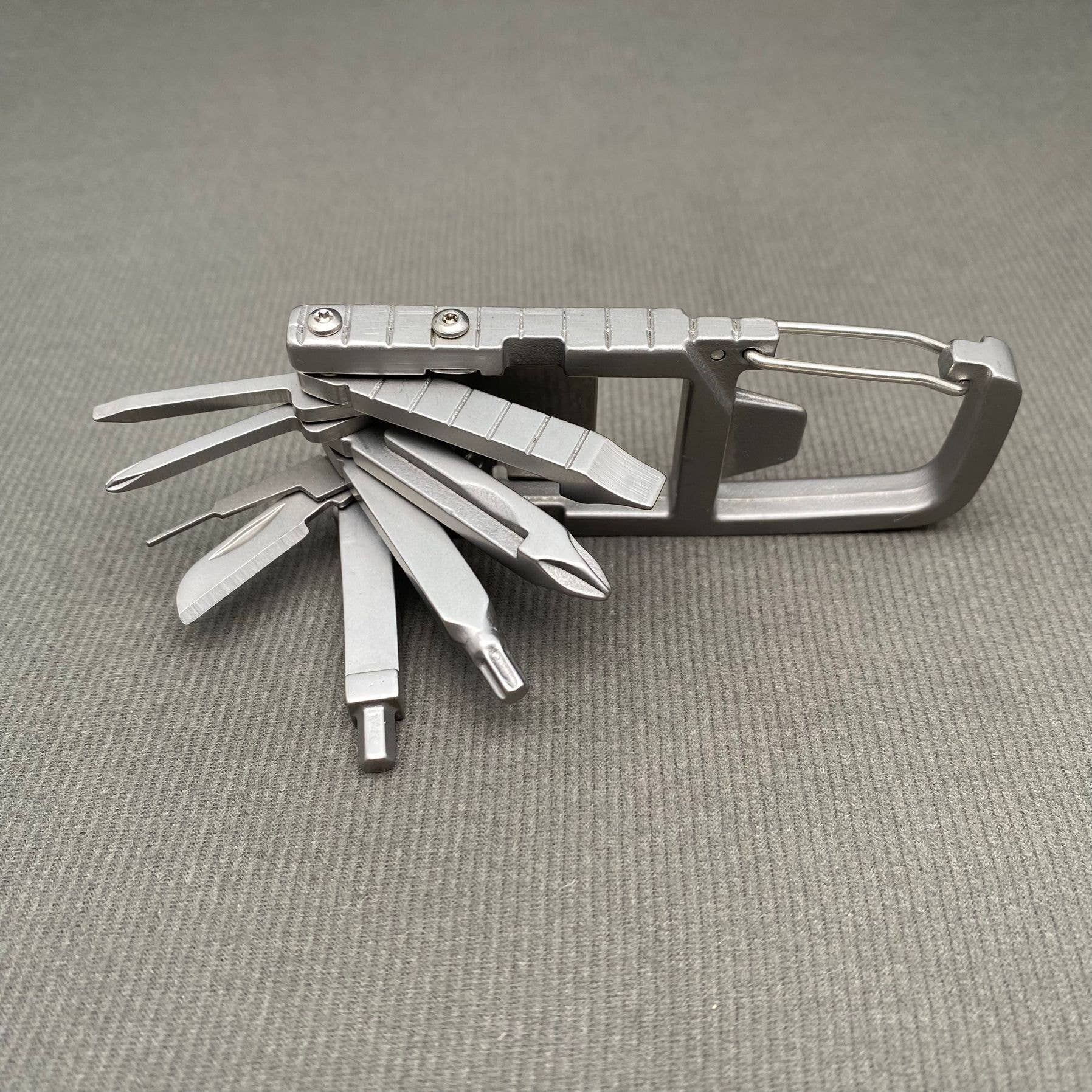 Mio Queena – wholesale Praktiskt verktyg – 12-i-1 Bärbart Multifunktionsverktyg1