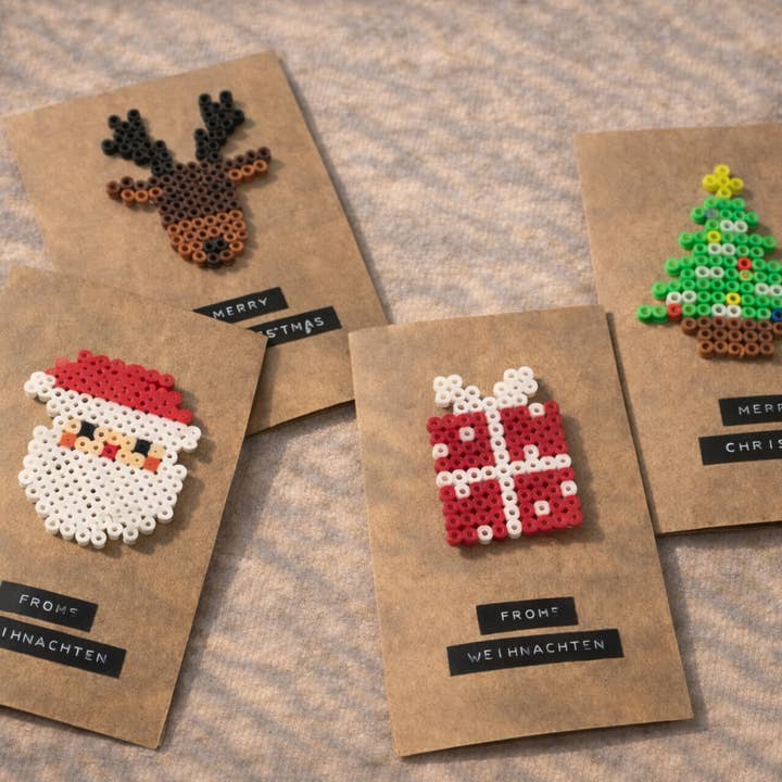 CARTES DE NOËL FAITES MAIN AVEC DES PERLES À REPASSER pour la vente par thealtruistic.life