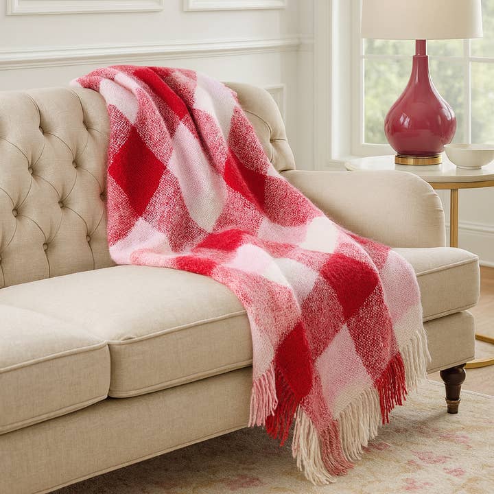 Couverture à franges en fausse mohair rouge à carreaux pour la vente par Fennco Styles