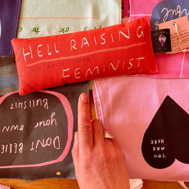 Lavendelögonpåse: Hell Raising Feminist för wholesale av Nicola Rowlands