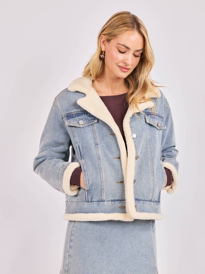 Metropolis Denimjacka med fuskpäls: MEDELTVÄTT för wholesale av Sadie & Sage