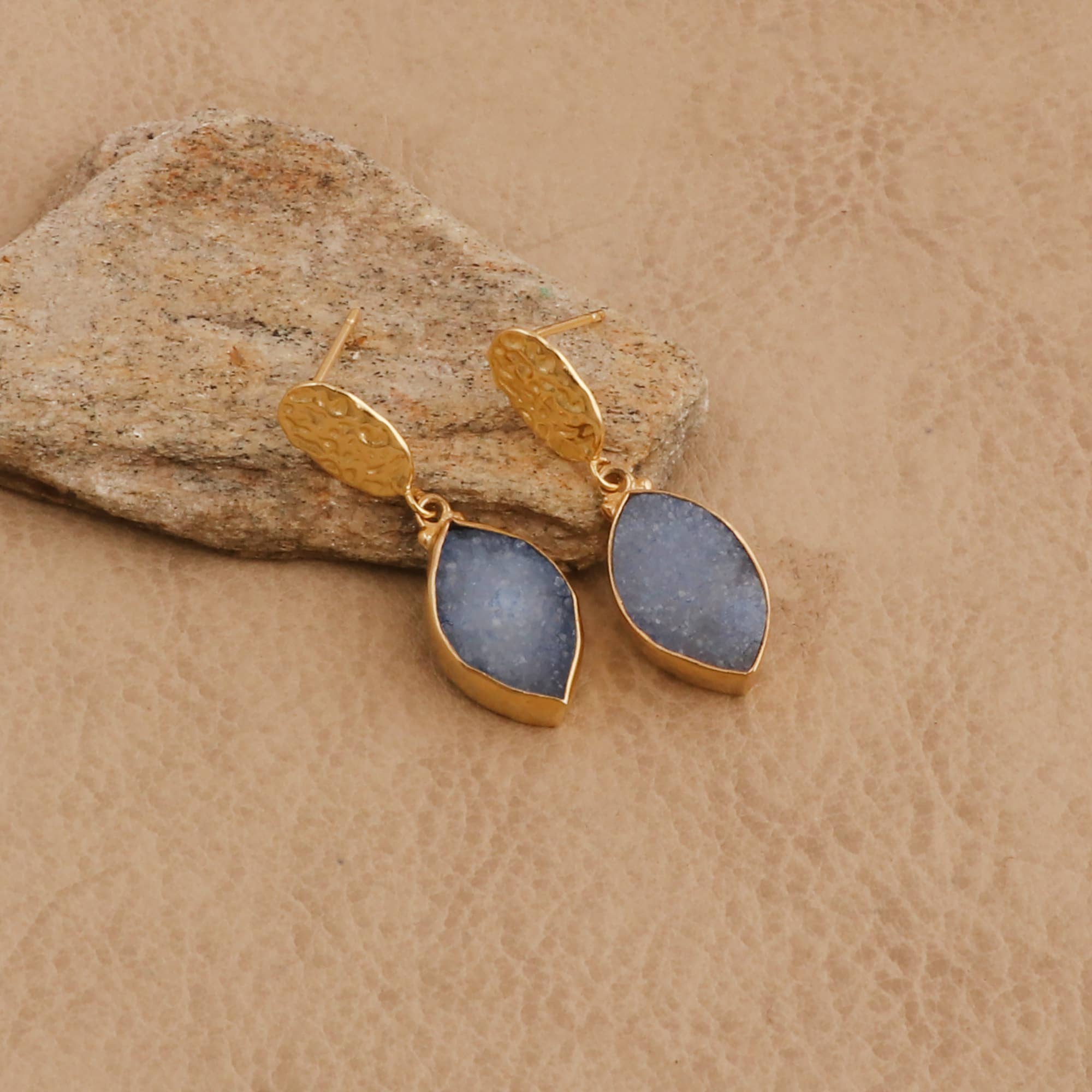 El Joyero - Vendita all'ingrosso Orecchini pendenti - Orecchino a perno fatto a mano placcato oro con texture druzy azzurro chiaro