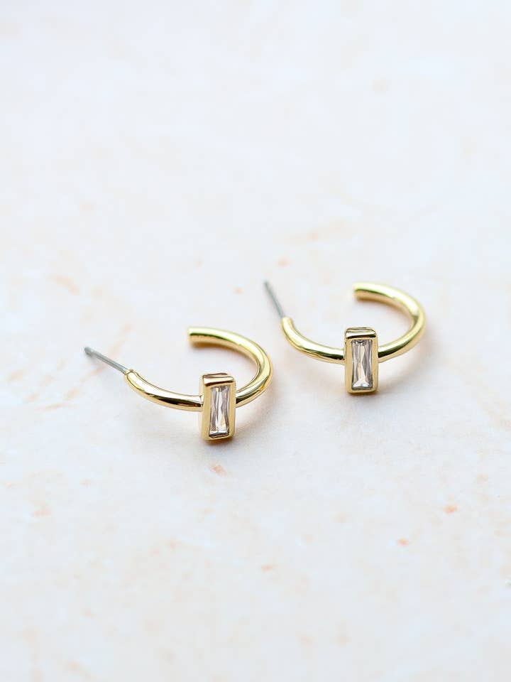 C-vormige oorbellen met kubusvormige decoratie voor wholesale door Marco Visconti