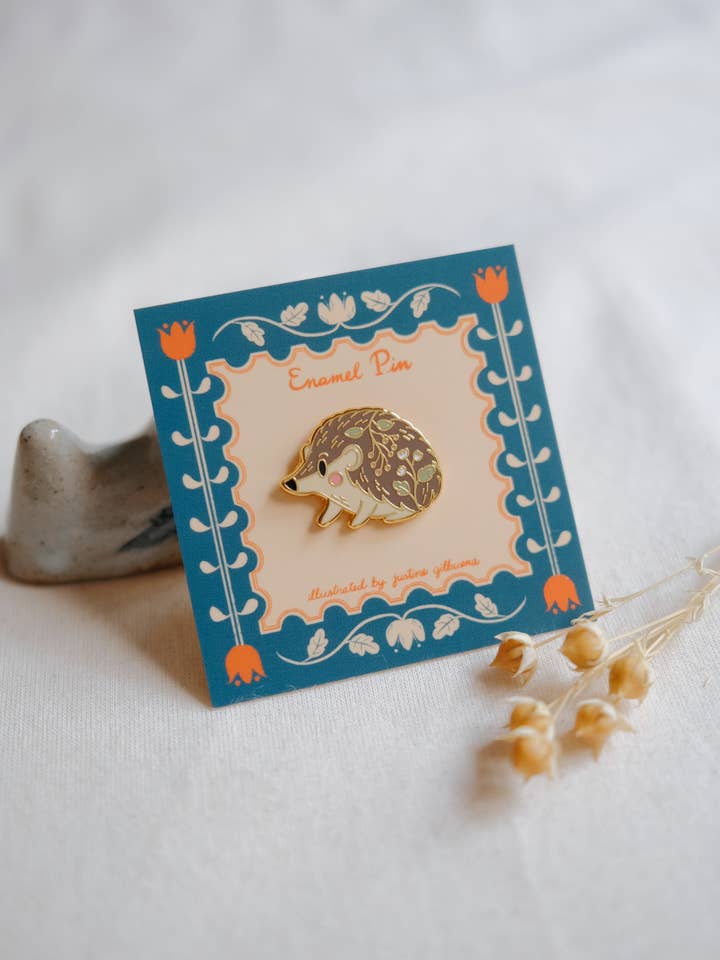 Épingle en émail hérisson pour la vente par Justine Gilbuena