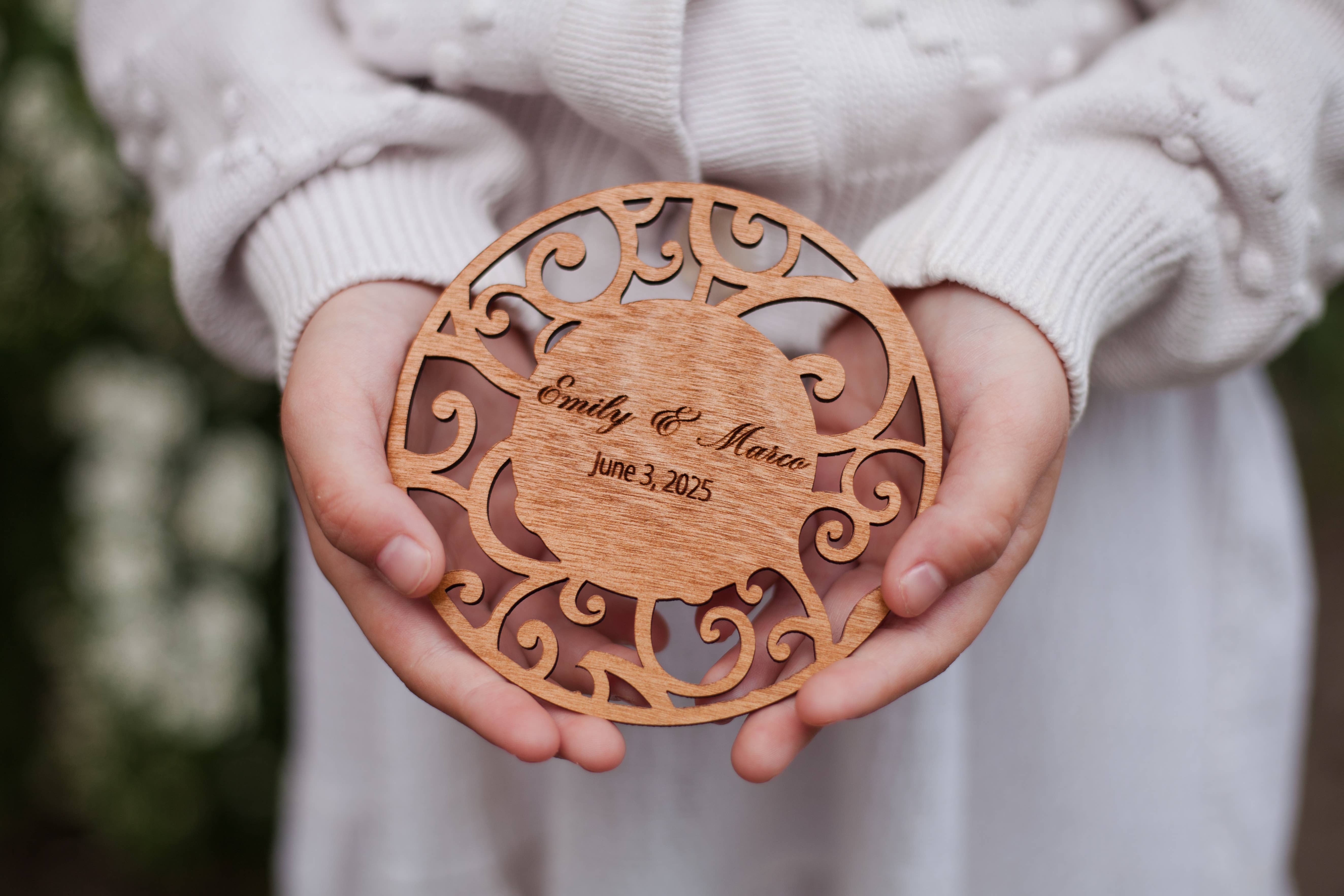 Cherish Deal - Vendita all'ingrosso Regalini per gli invitati - Sottobicchiere in legno inciso – Bomboniera per gli ospiti di matrimonio1