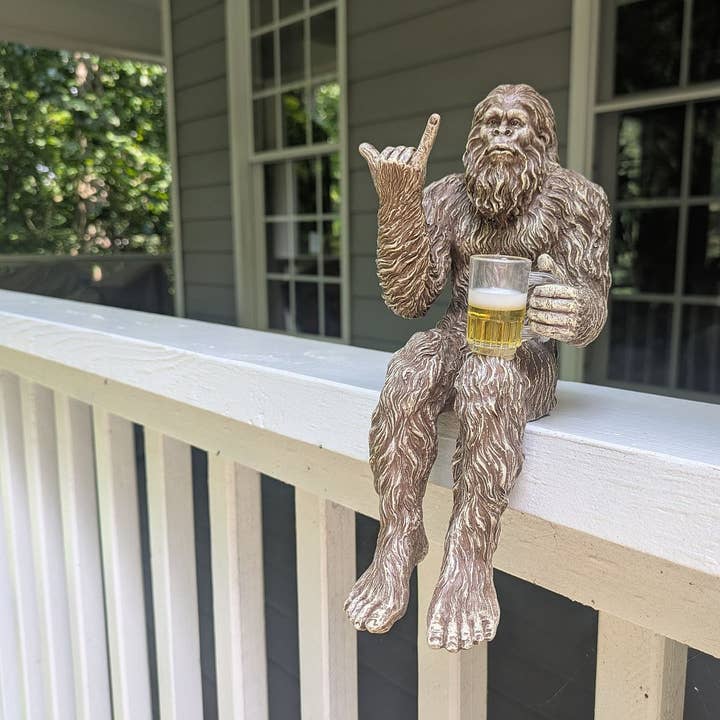 Statue de Bigfoot Sasquatch buvant de la bière de 10 pouces H pour la vente par John Bernard & Company