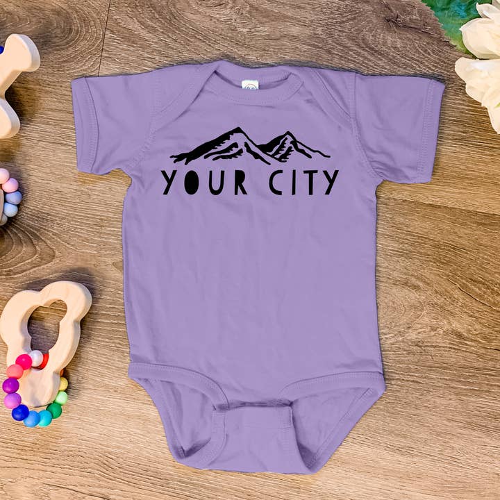 Custom Mountain City - Combinaison pour bébé - Personnalisée, Cities pour la vente par Moonlight Makers