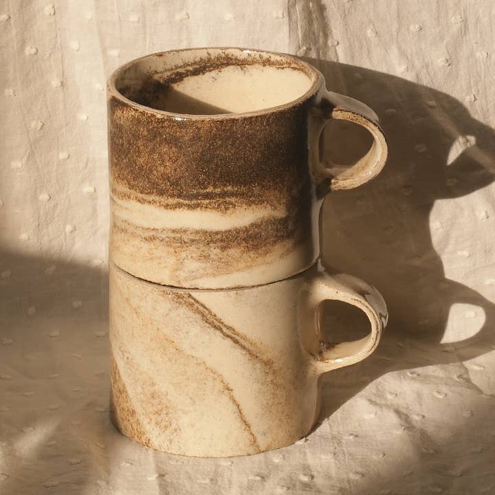 Kleine Marmorierte Tasse mit Henkel (schwarz) für den Großhandel von Marie Fekroun Ceramics